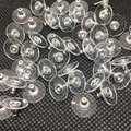 Primer plano de cierres de pendientes de plástico transparente con núcleo de metal plata - Plateado