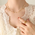 Elegante collana in titanio placcato oro 18K con ciondoli a goccia e set di anelli - Stile a goccia dorata