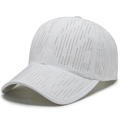 Gorra de béisbol blanca de secado rápido con agujeros de ventilación láser para el verano - Blanco