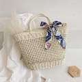 Strohhandtasche in beige Netzoptik mit blau gepunktetem Seidenschal am Griff - Cremeweiß