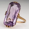 Anello stile vintage dorato con un grande zircone viola dal taglio rettangolare - US 7 / Viola/Oro