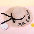 Dettaglio di cappello in paglia con ricamo Hello Sunshine e fiocco di nastro nero - M (56-58cm) / Rosa