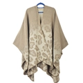 Nahaufnahme des Leopardenmusters und der weichen Stricktextur des Damen-Ponchos - Großes Leopardenmuster Khaki
