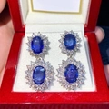 Elegante Tropfenohrringe mit blauen Saphirblüten und weißem Zirkon in roter Box - Königsblau