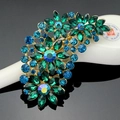 Broche flor dorada con cristales marquise verde esmeralda y pedrería azul real - Azul Pavo Real (B026-A)