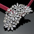 Broche fleur exquise en argent avec cristaux clairs sur surface noire réfléchissante - Blanc Argenté (B026-C)