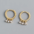 Detalle de pendientes de aro en plata S925 dorada con tres circonitas colgantes - Color Oro (Par)