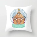 Detail van een witte kerstkussensloop met een feestelijke sneeuwbol en gemberkoekhuisje motief - Glazen Bol Peperkoekhuisje (DRD151-3)