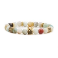 Set di bracciali con perline corona, malachite e ciondoli dorati su sfondo bianco - Perline Di Amazonite