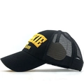 Dettaglio del cappello trucker nero con ricamo 3D giallo e pannello posteriore in rete - Adulto 54-60CM / Nero