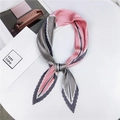 Gros plan détaillé du foulard plissé rose et gris montrant la texture douce du tissu - Style 20 Plissé Triangle Patchwork Rose