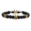 Bracciale da uomo con perline nere opache e corona dorata su sfondo bianco neutro - Stile intrecciato nero opaco