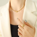 18K gold-plated heart pendant necklace and woven textured ring set on a model - 40+5cm / Gold