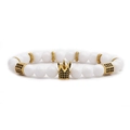 Bracciale di perline in turchese bianco con ciondolo a corona dorata e zirconi neri - Howlite Bianca di Perline