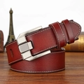 Rötlich brauner Ledergürtel mit gebürsteter Silberschnalle auf Vintage Holzhintergrund - Silberschnalle Rotbraun (40123)