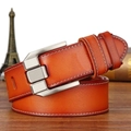 Vintage Ledergürtel für Herren in Orange-Braun mit silberner Metallschnalle auf Holz - Silberne Schnalle Camel (40123)