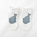Dettaglio di calzini in cotone bianco con piccoli motivi di balena blu ricamati - Taglia unica / Balena