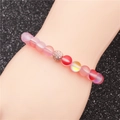 Matroze maansteen kralenarmband met roségouden zirkonia bal gedragen om de pols - Roze matte kralen (Roségoud 1)