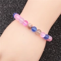 Maansteen kralenarmband met roségouden zirkoonbal gedragen op een roze paspop pols - Gradiënt matte kralen (Roségoud 2)