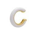 Dettaglio dell'orecchino a clip a forma di C con smalto bianco e finitura dorata - Bianco