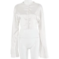 Dettaglio del cardigan bianco a maniche lunghe in tessuto lucido con chiusura a bottoni - M / Giacca Singola / Bianco