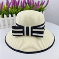 Dettaglio di cappello da sole intrecciato con nastro blu navy e bordo a contrasto - M(56-58CM) Regolabile / Bianco Crema