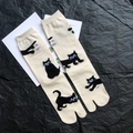 Dettaglio calzini Tabi crema con motivi di gatti neri su sfondo artistico strutturato - 35-41 / Gatto Beige