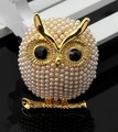 Broche de búho dorado con perlas blancas y ojos de diamantes negros sobre rama - Dorado (B028-B)
