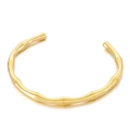 Brazalete abierto de acero inoxidable dorado con diseño de nudos de bambú sobre fondo blanco - Dorado (KB153693-KLX)