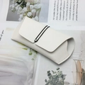Funda minimalista de cuero sintético blanco para gafas con cordón negro y remache metálico - Tipo de cordón / Blanco (Cordón)