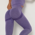Detail van paarse naadloze yoga broek met hoge taille en corrigerende gebreide textuur - S / Paars