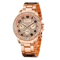 Details einer roségoldenen Uhr mit kristallbesetzter Lünette und Metallgliederarmband - Roségold