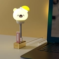 Luce notturna USB con orso bianco, cappello giallo e base dorata elegante - Presa - Orso