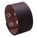 Bracelet large en cuir marron foncé avec boutons-pression argentés sur fond blanc - Marron