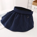 Dettaglio visiera parasole blu navy con tessuto in raso pieghettato e bottone in metallo - M(56-58cm) / Blu navy