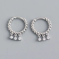 Detalle de pendientes de aro de plata esterlina S925 con tres circonitas cúbicas colgantes - Oro Blanco (Par)