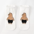 Dettaglio di un calzino in cotone bianco con simpatico orso cartone e etichetta bebe - Taglia unica / Orso polare