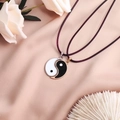 Collares de pareja Yin Yang Tai Chi con colgantes blanco y negro sobre seda rosa suave - Estilo de cuerda de cera