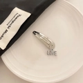 Fermaglio per capelli in metallo argento con ciondolo LOVE su un piatto di ceramica - 4 Love (Singolo)