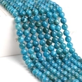 Natürliche blaue Apatit Perlen für DIY Schmuckherstellung auf weißem Hintergrund - 4mm