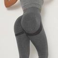 Detail der grauen nahtlosen Yogahose mit schwarzer Bogennaht für den Butt-Lift-Effekt - Dunkelgrau
