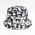 Détail d'un chapeau bob réversible en coton avec des motifs imprimés de panda mignons - Motif Petit Panda Noir