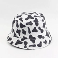 Vue détaillée d'un chapeau bob avec imprimé vache noir et blanc et coutures précises - Motif Vache