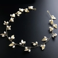 Diadema de novia con hojas barrocas doradas y perlas hechas a mano sobre fondo negro - Dorado