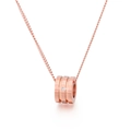 Halskette aus Roségold-Titanstahl mit dreifachem Zylinderanhänger und Zirkonia - Drei-Ring-Eingelegter Stil (KN109681-K) / Roségold