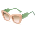 Cat-Eye-Sonnenbrille mit rosa Rahmen und grün-transparenten Bügeln im modernen Farbverlauf - Pfirsichrosa Rahmen Tee Rosa Gläser