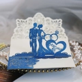 Details einer lasergeschnittenen Hochzeitseinladung mit blauem 3D-Glitzer-Pop-up - Glitzer Königsblau