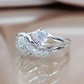 Anello con ali d'angelo alla moda con zirconi e raffinato riflesso a specchio - Taglia 6 / Argento