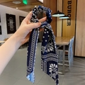 Dettaglio di elastico per capelli blu scuro con nastri e motivo paisley bianco - Blu Marino (Paisley)