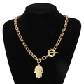 Collar dorado mano de Fátima con cadena gruesa y cierre de barra en un modelo - Collar Hamsa Color Dorado (KN202634-Z)